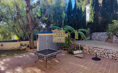 Mediterranean style villa with lovely garden and 2 separate apartments,in Altea